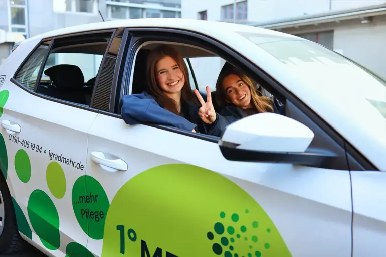 1gradmehr-ueber-uns-pflegeteam-im-Dienstwagen-1