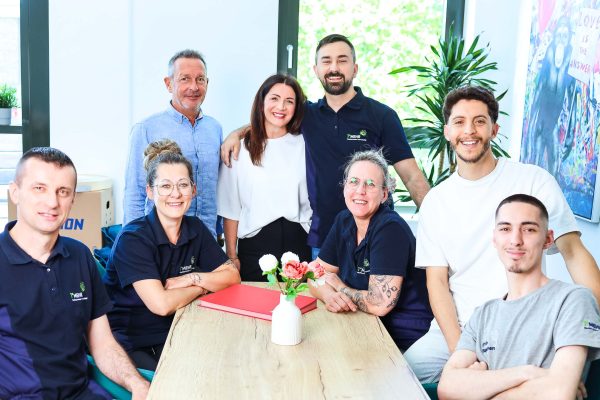 Teambild von 1gradmehr an einem Tisch